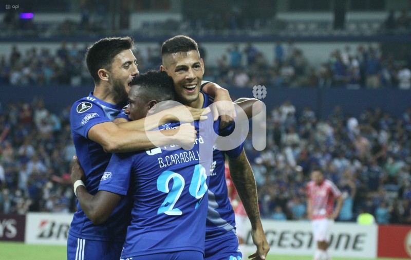 FBL-LIBERTADORES-EMELEC-PETROLERO