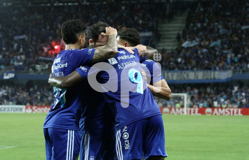 FBL-LIBERTADORES-EMELEC-PETROLERO
