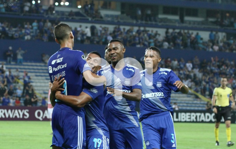 FBL-LIBERTADORES-EMELEC-PETROLERO