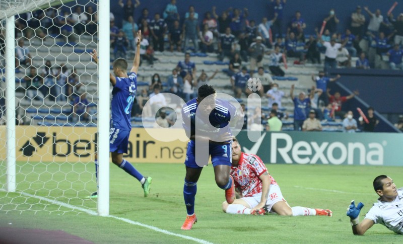 FBL-LIBERTADORES-EMELEC-PETROLERO