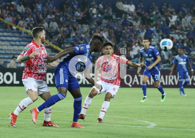 FBL-LIBERTADORES-EMELEC-PETROLERO