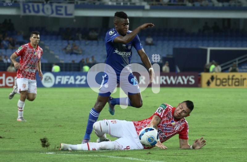FBL-LIBERTADORES-EMELEC-PETROLERO