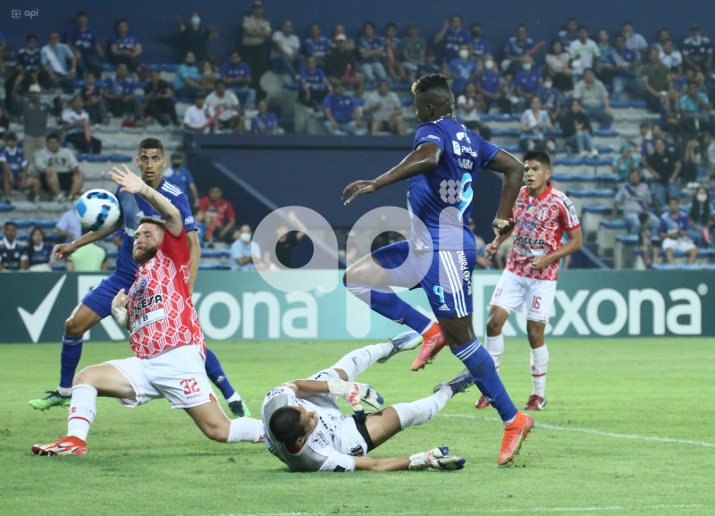 FBL-LIBERTADORES-EMELEC-PETROLERO
