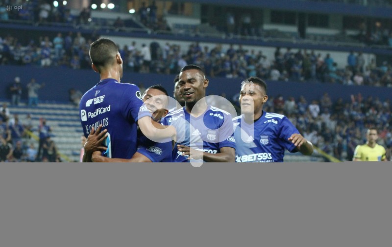 FBL-LIBERTADORES-EMELEC-PETROLERO