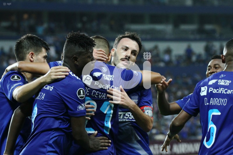 FBL-LIBERTADORES-EMELEC-PETROLERO