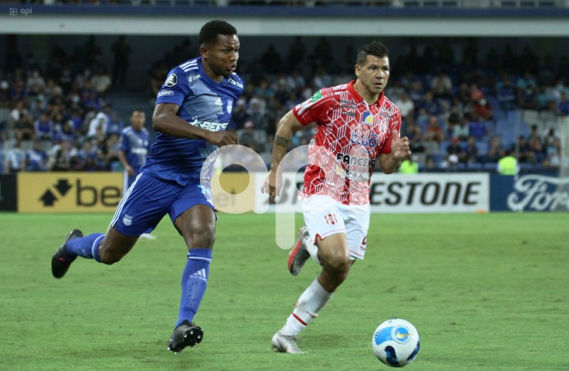 FBL-LIBERTADORES-EMELEC-PETROLERO