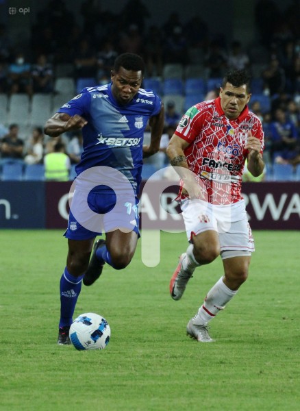 FBL-LIBERTADORES-EMELEC-PETROLERO