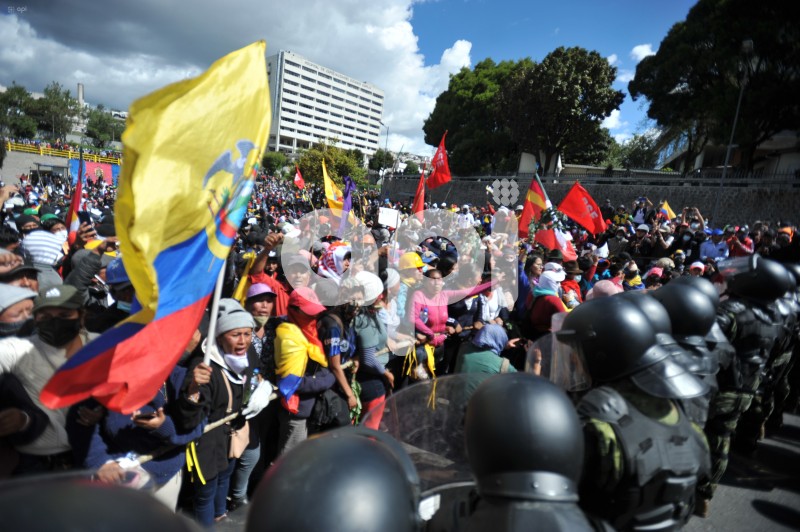 UIO-PROTESTAS-CONAIE-DIA 11-MUJERES