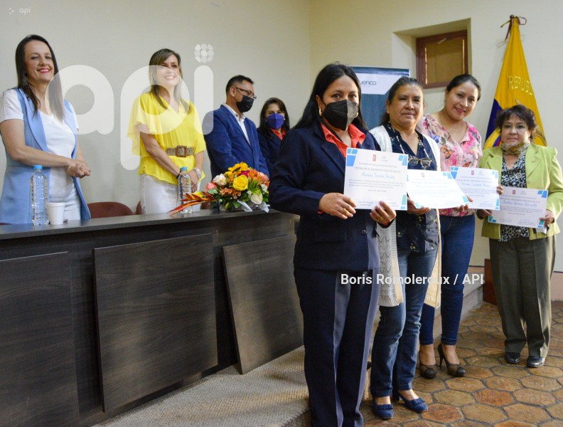 CUENCA-ENTREGA-CERTIFICADOS-NO-VIOLENCIA