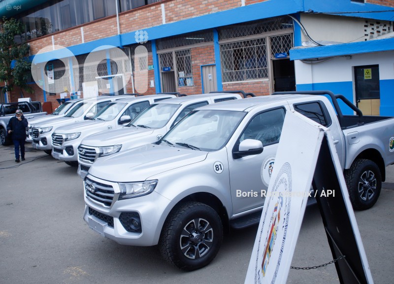 CUENCA-ENTREGA-VEHICULOS-PREFECTURA