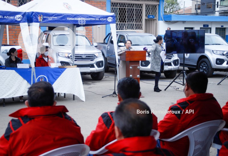 CUENCA-ENTREGA-VEHICULOS-PREFECTURA