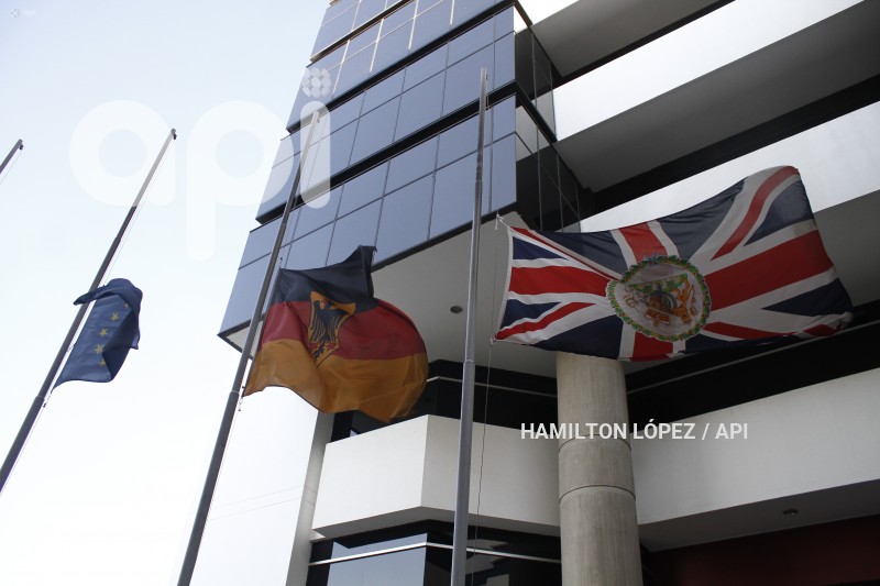 FALLECIMIENTO-REINA-EMBAJADA-INGLESA