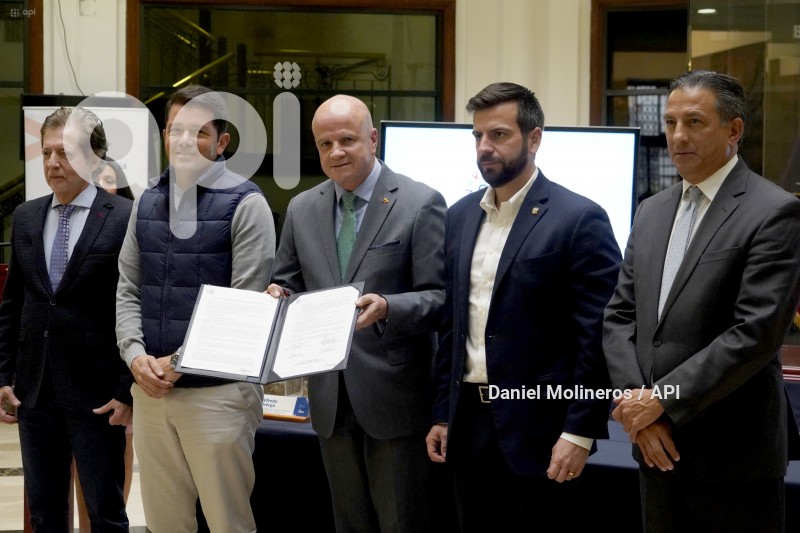 FIRMA-ACUERDO-DEUDA-IESS-GOBIERNO