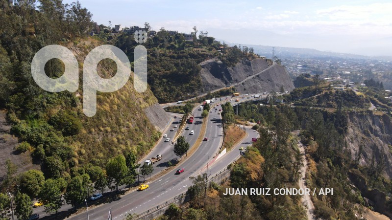 UIO-TRAFICO-VEHICULAR-SIMONBOLIVAR