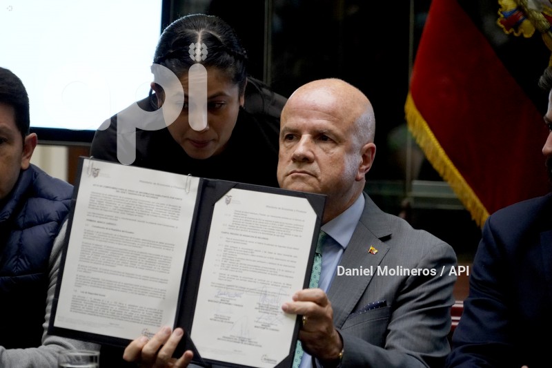 FIRMA-ACUERDO-DEUDA-IESS-GOBIERNO