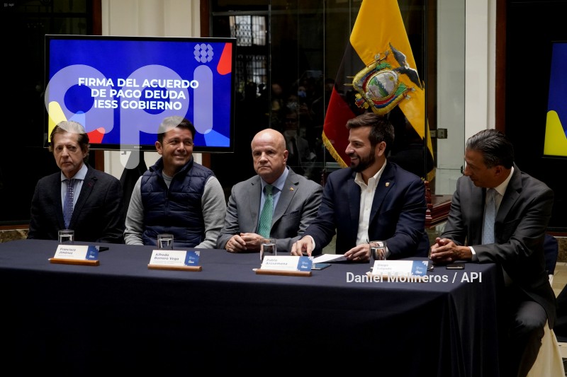 FIRMA-ACUERDO-DEUDA-IESS-GOBIERNO