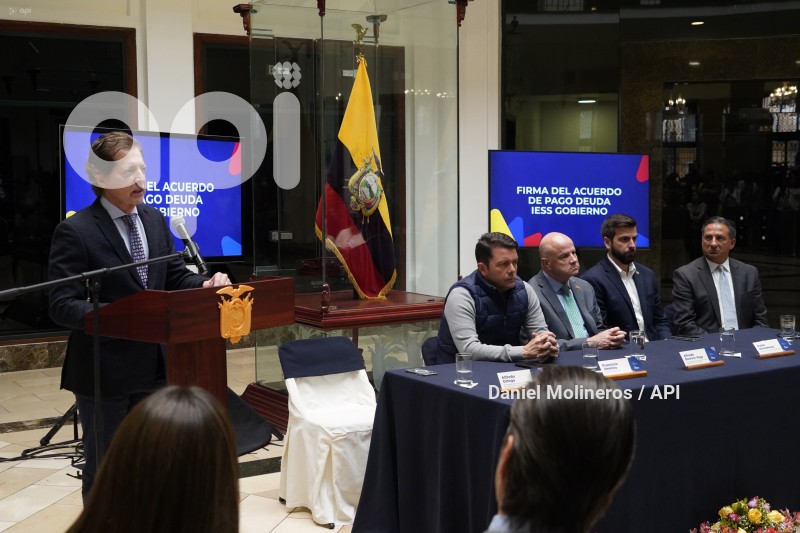 FIRMA-ACUERDO-DEUDA-IESS-GOBIERNO
