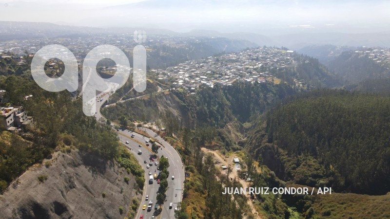 UIO-TRAFICO-VEHICULAR-SIMONBOLIVAR