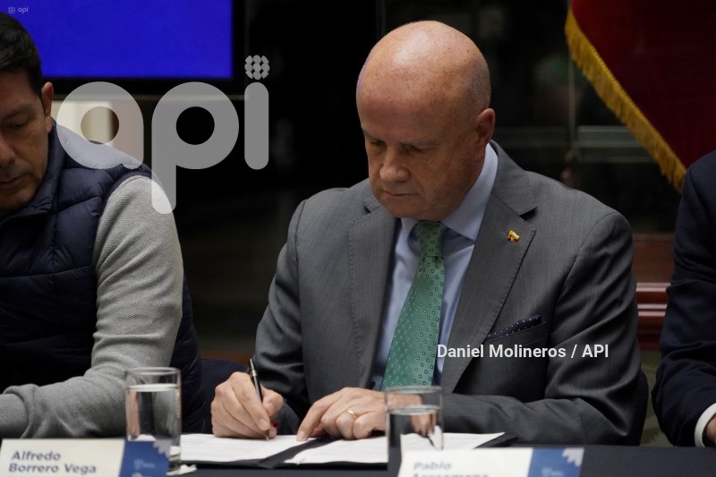 FIRMA-ACUERDO-DEUDA-IESS-GOBIERNO