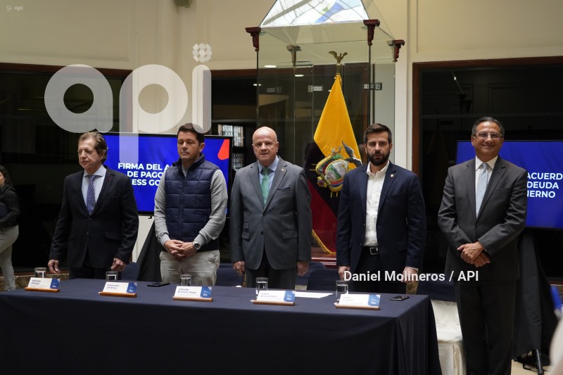 FIRMA-ACUERDO-DEUDA-IESS-GOBIERNO