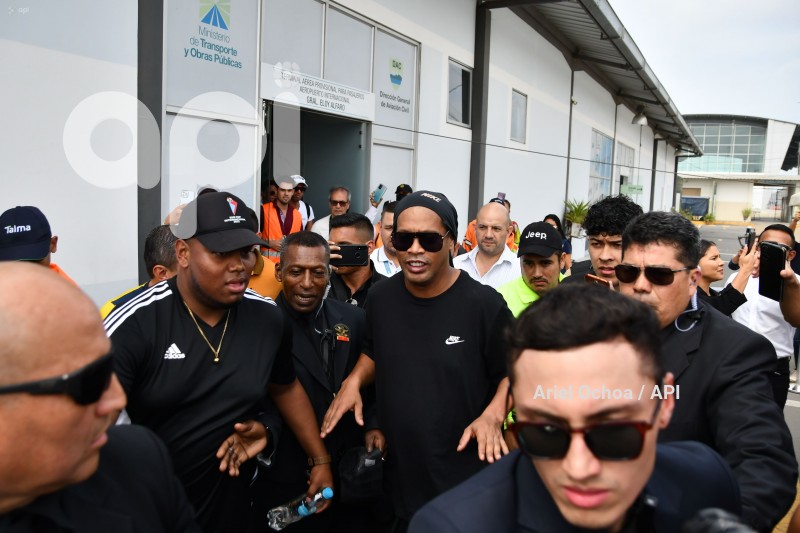 FBL-LLEGADA-RONALDINHO-MANTA-SURCUP