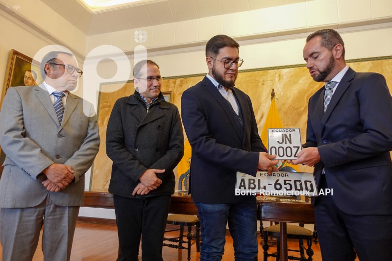 CUENCA-ENTREGA PLACAS-VEHICULOS-ANT