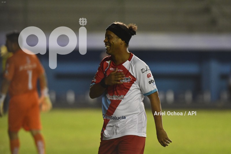 FBL-SURCUP-MANTA-RONALDINHO