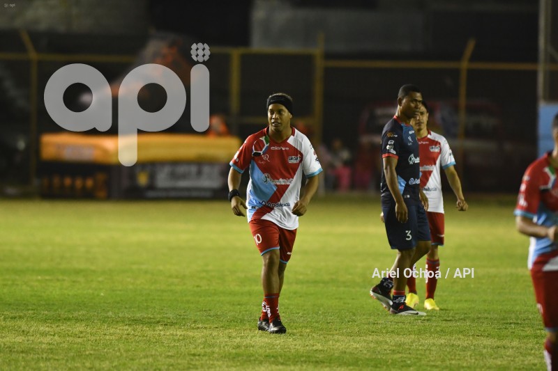 FBL-SURCUP-MANTA-RONALDINHO