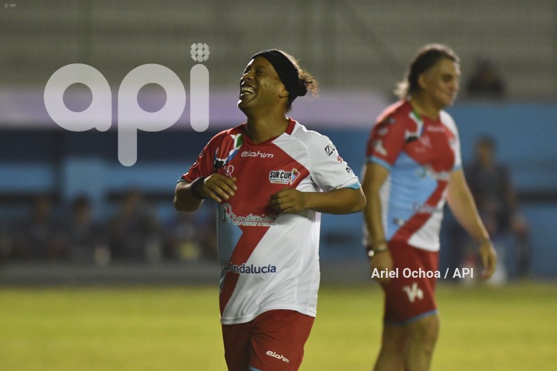 FBL-SURCUP-MANTA-RONALDINHO