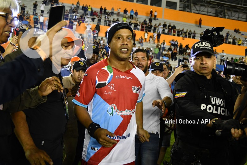FBL-SURCUP-MANTA-RONALDINHO