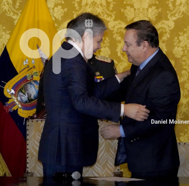 POSESIÓN-MINISTRO-INTERIOR-JUAN-ZAPATA