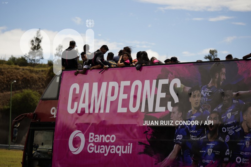 UIO-CARAVANA-IDV-CAMPEON-SUDAMERICANA
