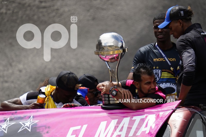 UIO-CARAVANA-IDV-CAMPEON-SUDAMERICANA