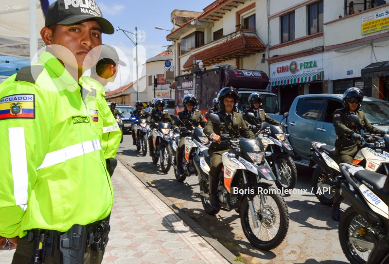 CUENCA-ENTREGA MOTOS Y CASCOS A POLICIA NACIONAL