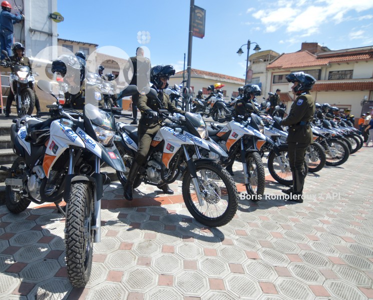 CUENCA-ENTREGA MOTOS Y CASCOS A POLICIA NACIONAL