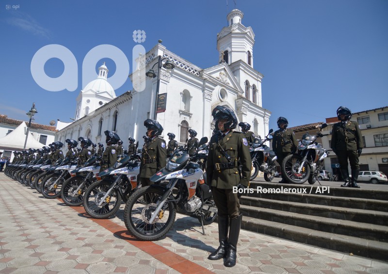 CUENCA-ENTREGA MOTOS Y CASCOS A POLICIA NACIONAL