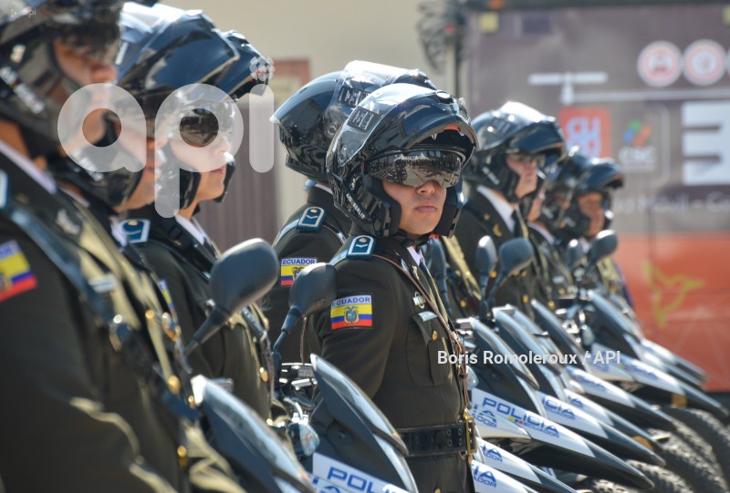 CUENCA-ENTREGA MOTOS Y CASCOS A POLICIA NACIONAL