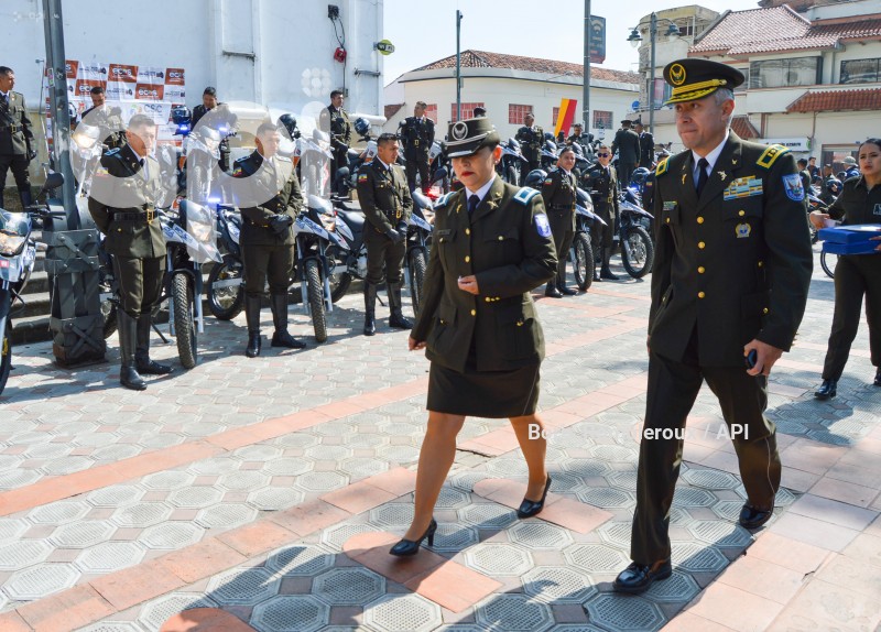 CUENCA-ENTREGA MOTOS Y CASCOS A POLICIA NACIONAL