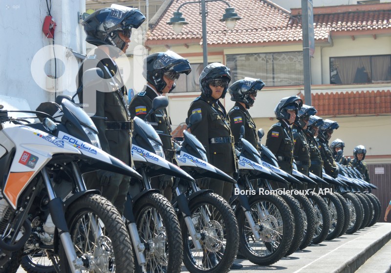 CUENCA-ENTREGA MOTOS Y CASCOS A POLICIA NACIONAL