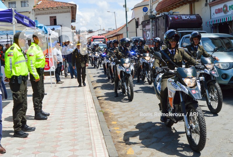 CUENCA-ENTREGA MOTOS Y CASCOS A POLICIA NACIONAL