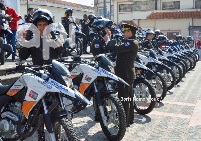 CUENCA-ENTREGA MOTOS Y CASCOS A POLICIA NACIONAL