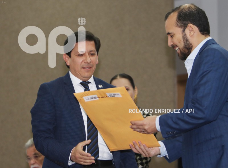 POL CNE ENTREGA PREGUNTAS A MODERADORES