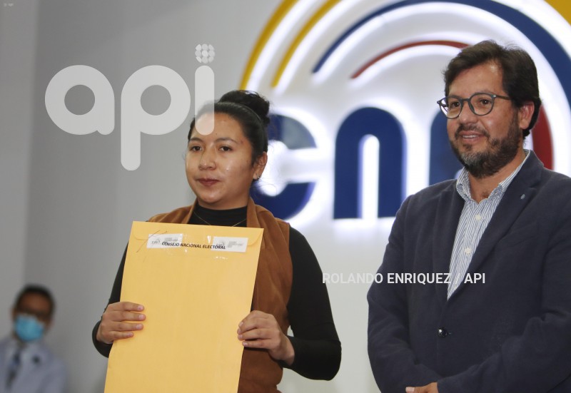 POL CNE ENTREGA PREGUNTAS A MODERADORES