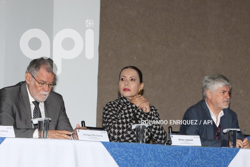 POL CNE ENTREGA PREGUNTAS A MODERADORES