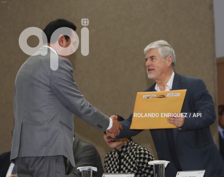 POL CNE ENTREGA PREGUNTAS A MODERADORES
