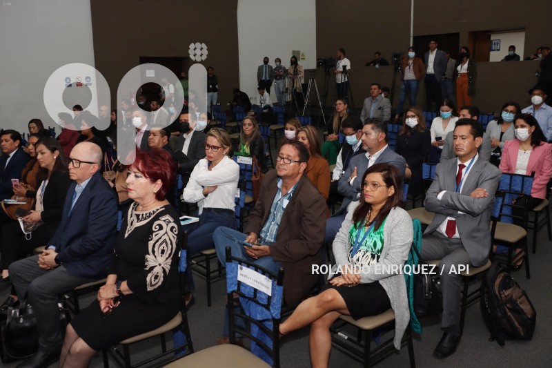 POL CNE ENTREGA PREGUNTAS A MODERADORES