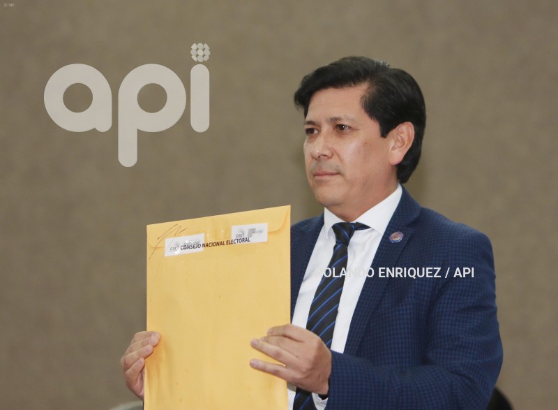 POL CNE ENTREGA PREGUNTAS A MODERADORES