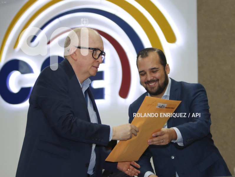 POL CNE ENTREGA PREGUNTAS A MODERADORES
