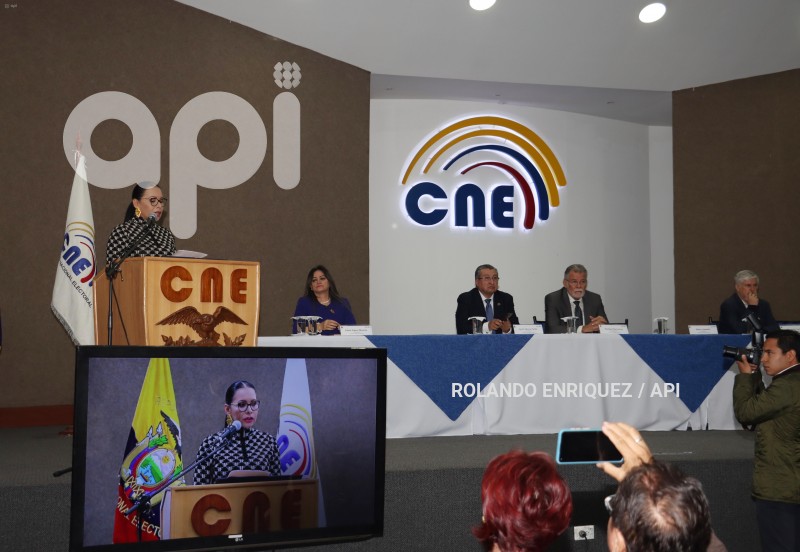 POL CNE ENTREGA PREGUNTAS A MODERADORES