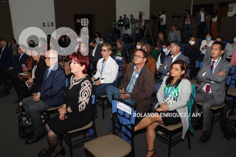 POL CNE ENTREGA PREGUNTAS A MODERADORES